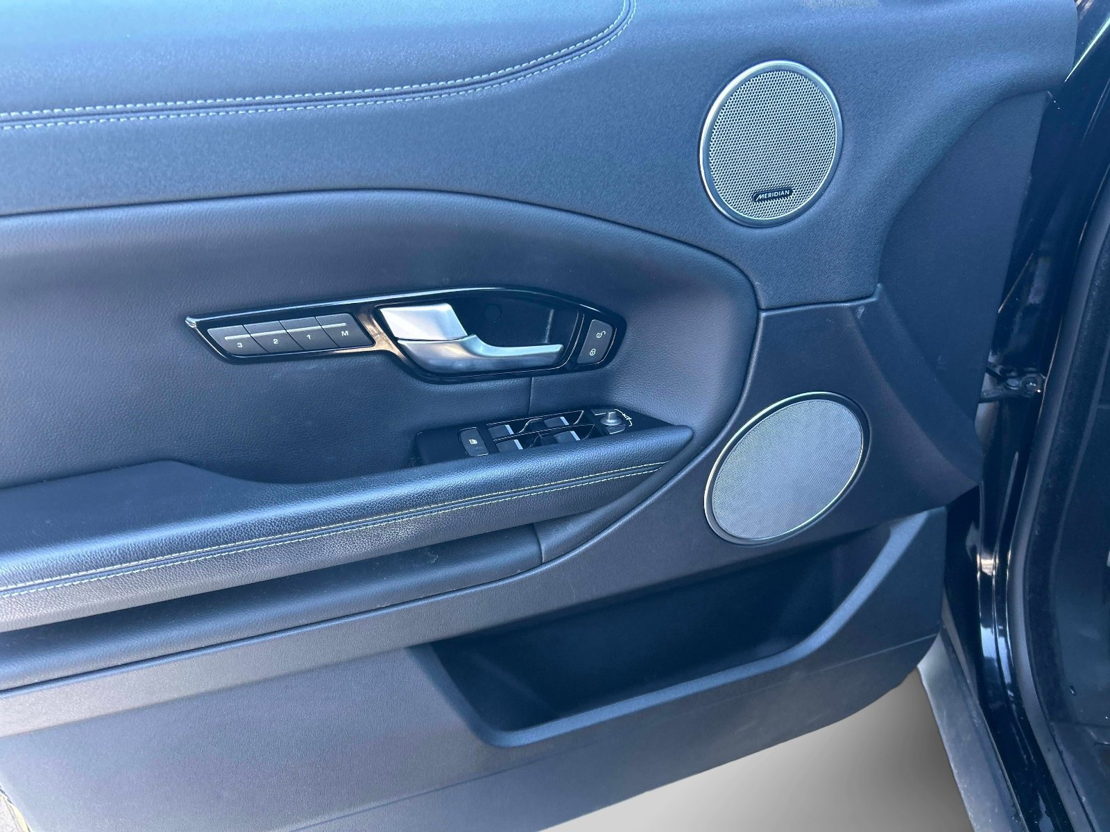 Used 2019 Land Rover Range Rover Evoque SE Premium image 20