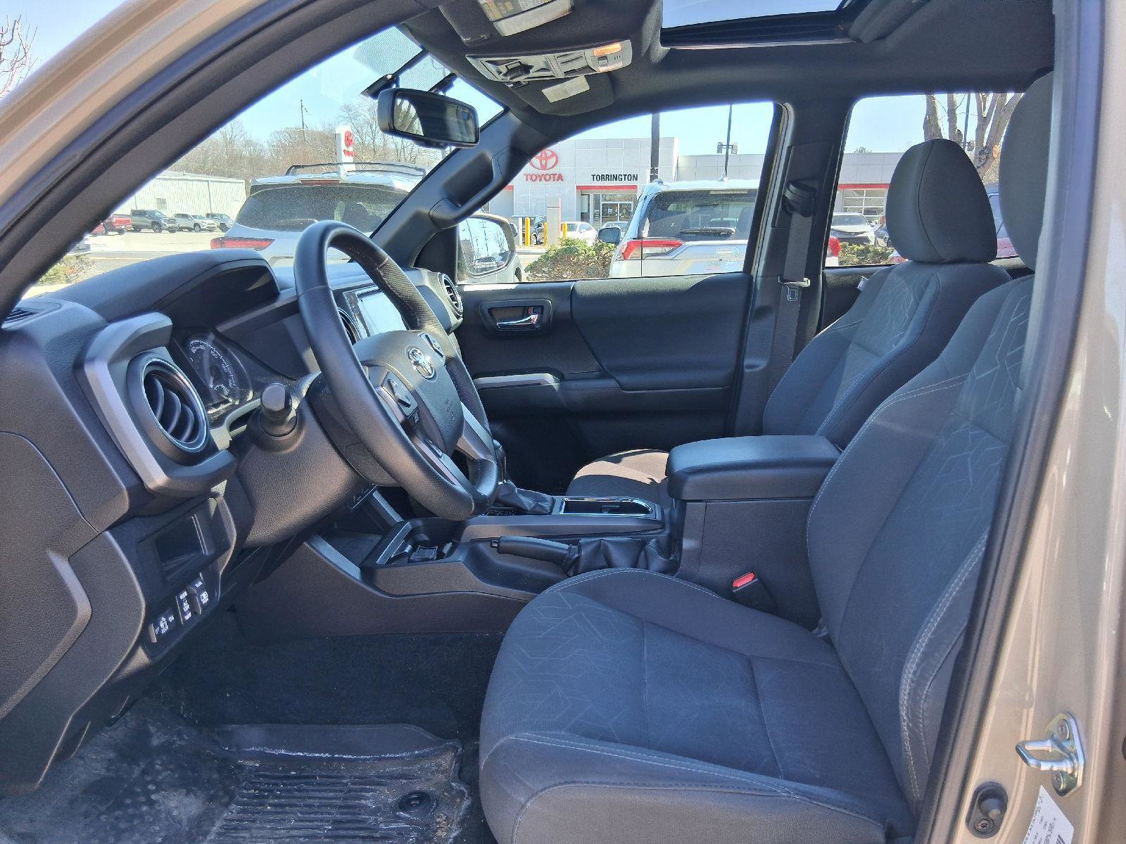 Used 2017 Toyota Tacoma TRD Off-Road w/ Premium & Technology Package image 10