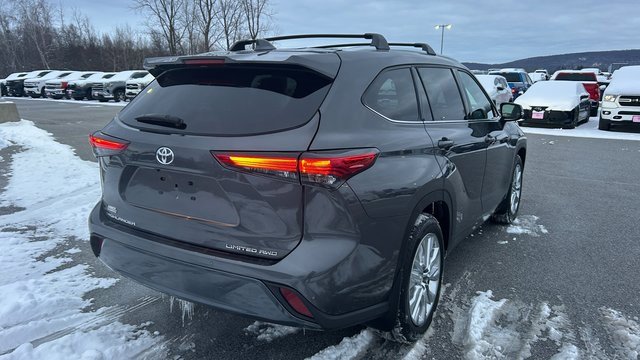 Used 2023 Toyota Highlander Limited image 3