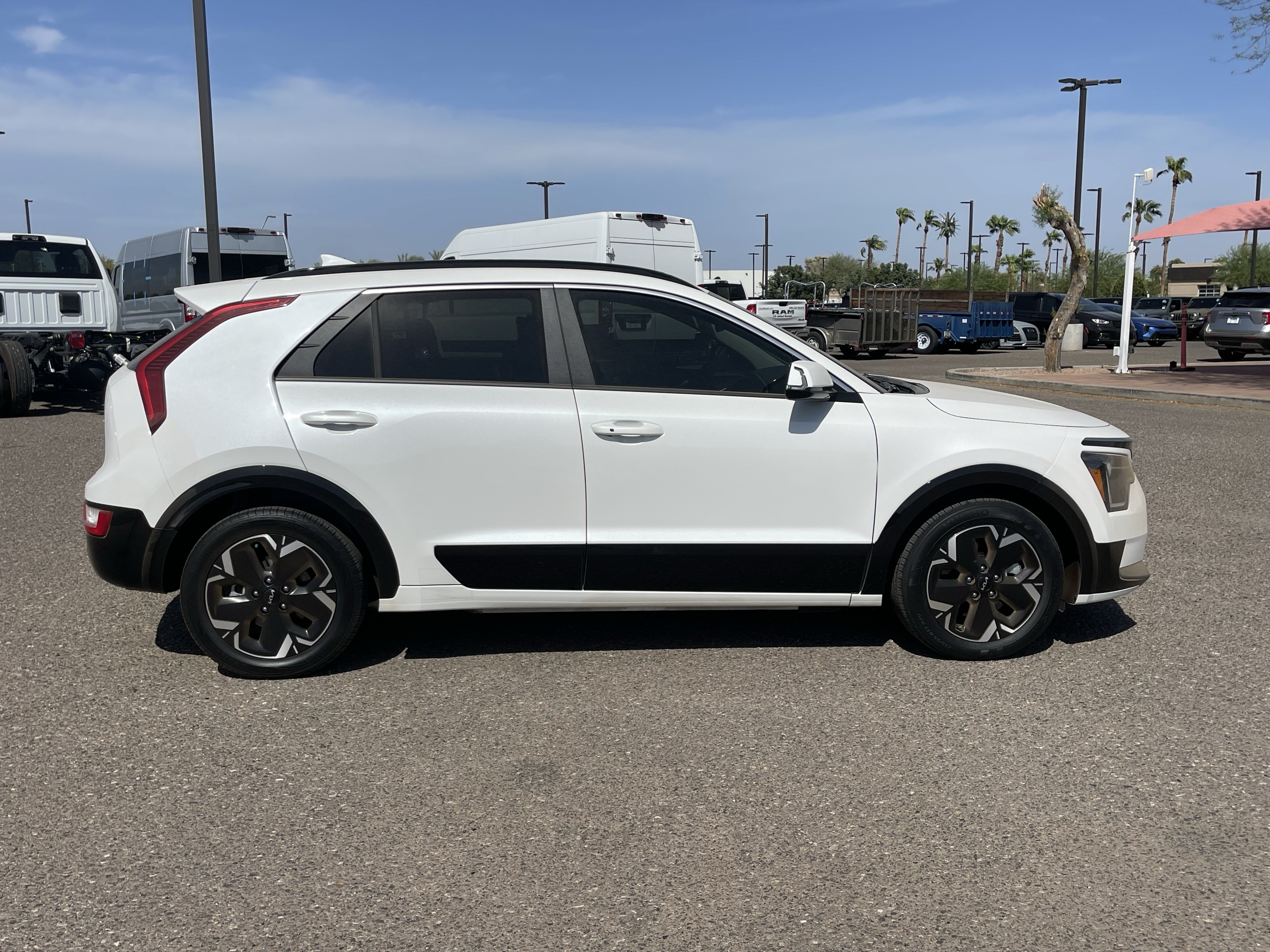 Certified 2023 Kia Niro Wind w/ Wind Preserve Package FWD image 6