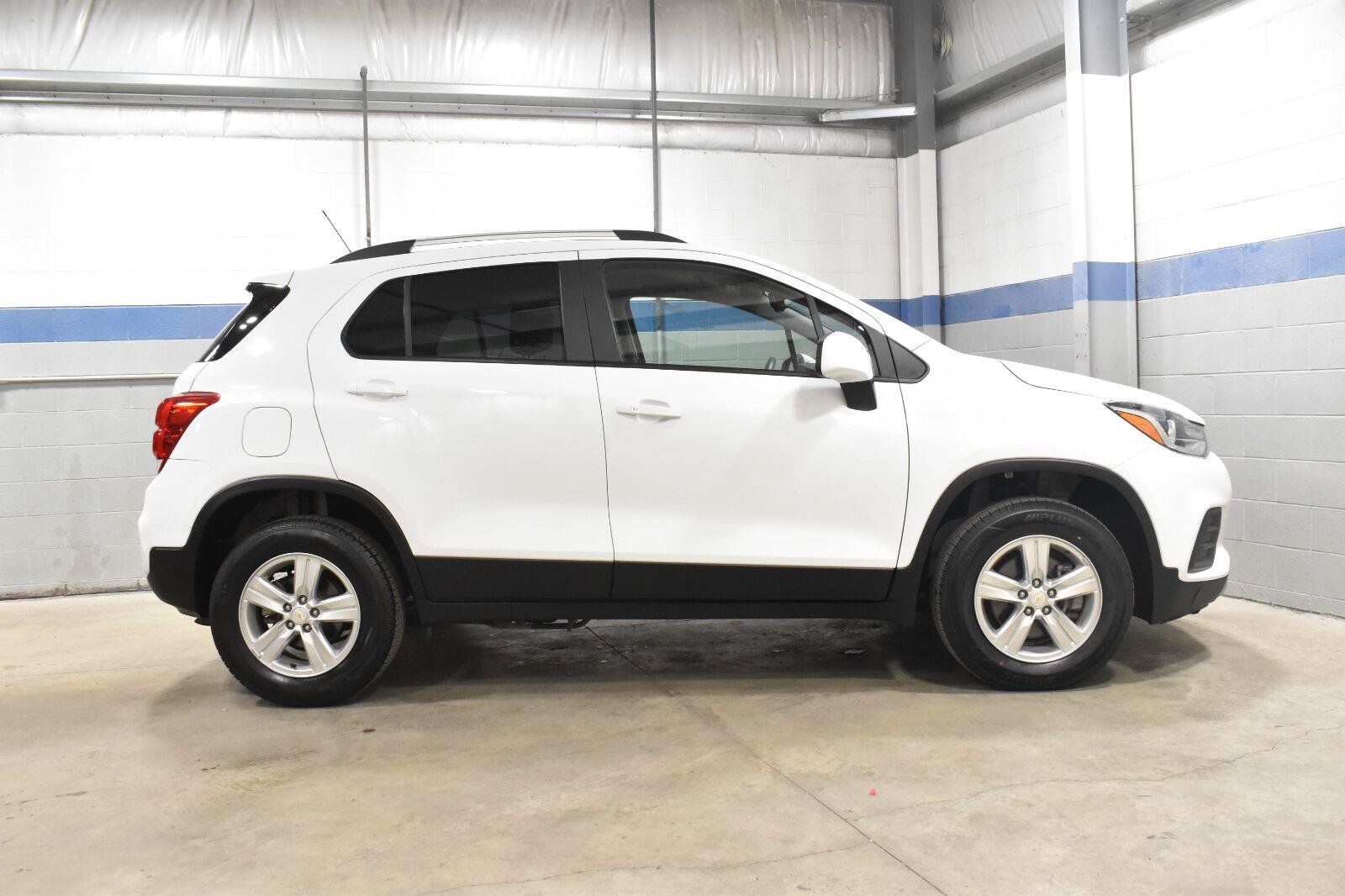 Used 2022 Chevrolet Trax LT w/ LT Convenience Package AWD/4WD image 29
