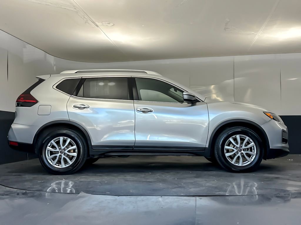 Used 2019 Nissan Rogue SV image 2