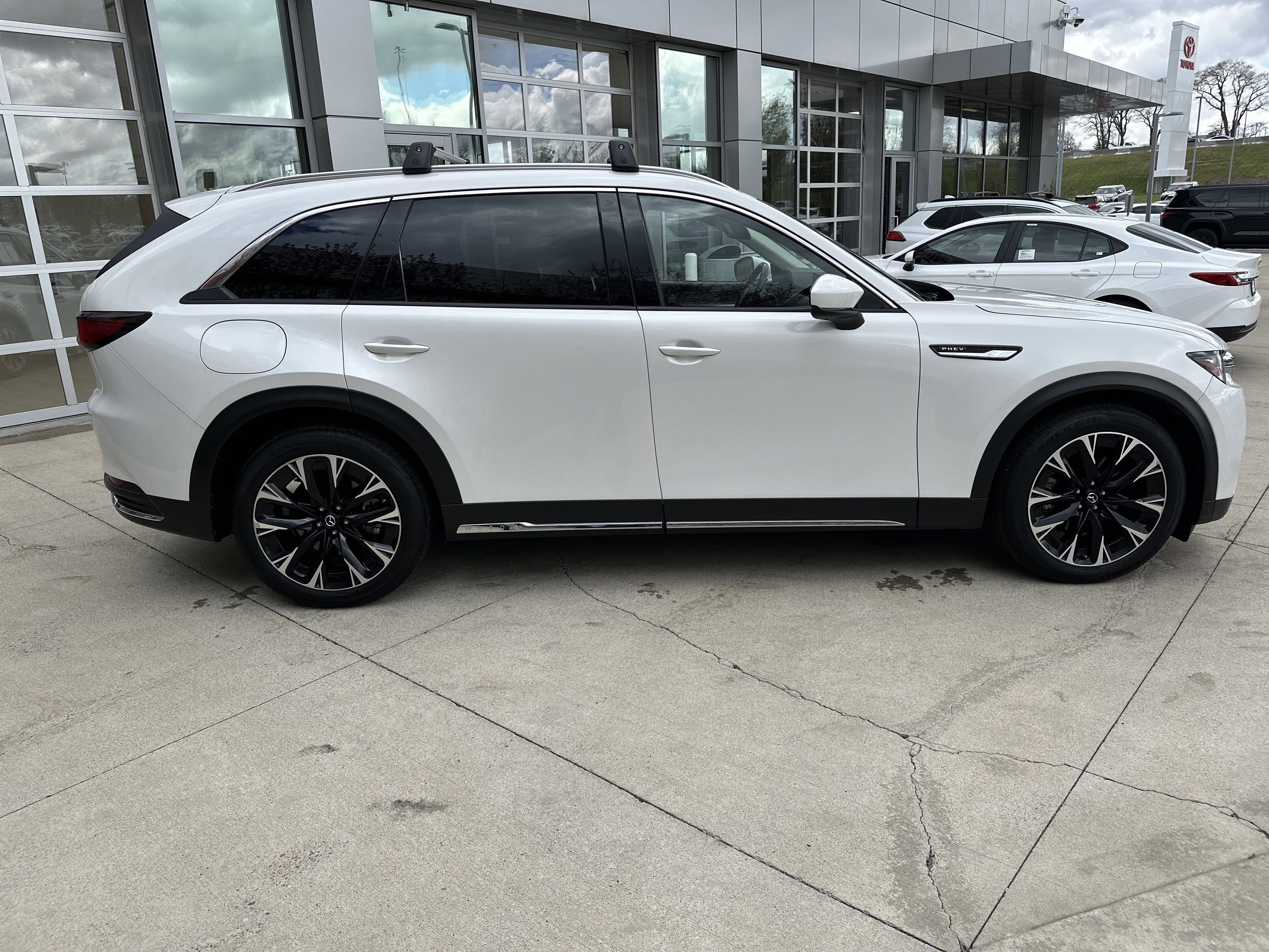 Used 2024 MAZDA CX-90 Plug-In Hybrid w/ Premium Pkg image 10