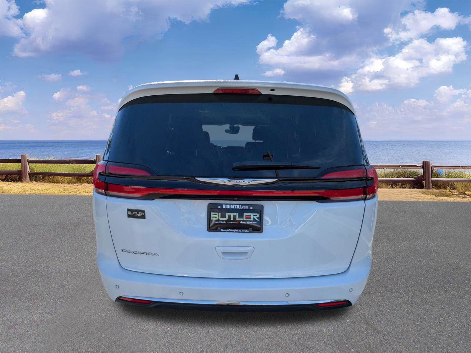Used 2024 Chrysler Pacifica Touring-L image 7