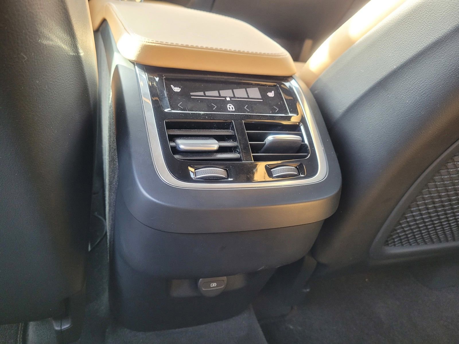 Certified 2023 Volvo XC90 B6 Ultimate w/ Protection Package Premier AWD/4WD image 15