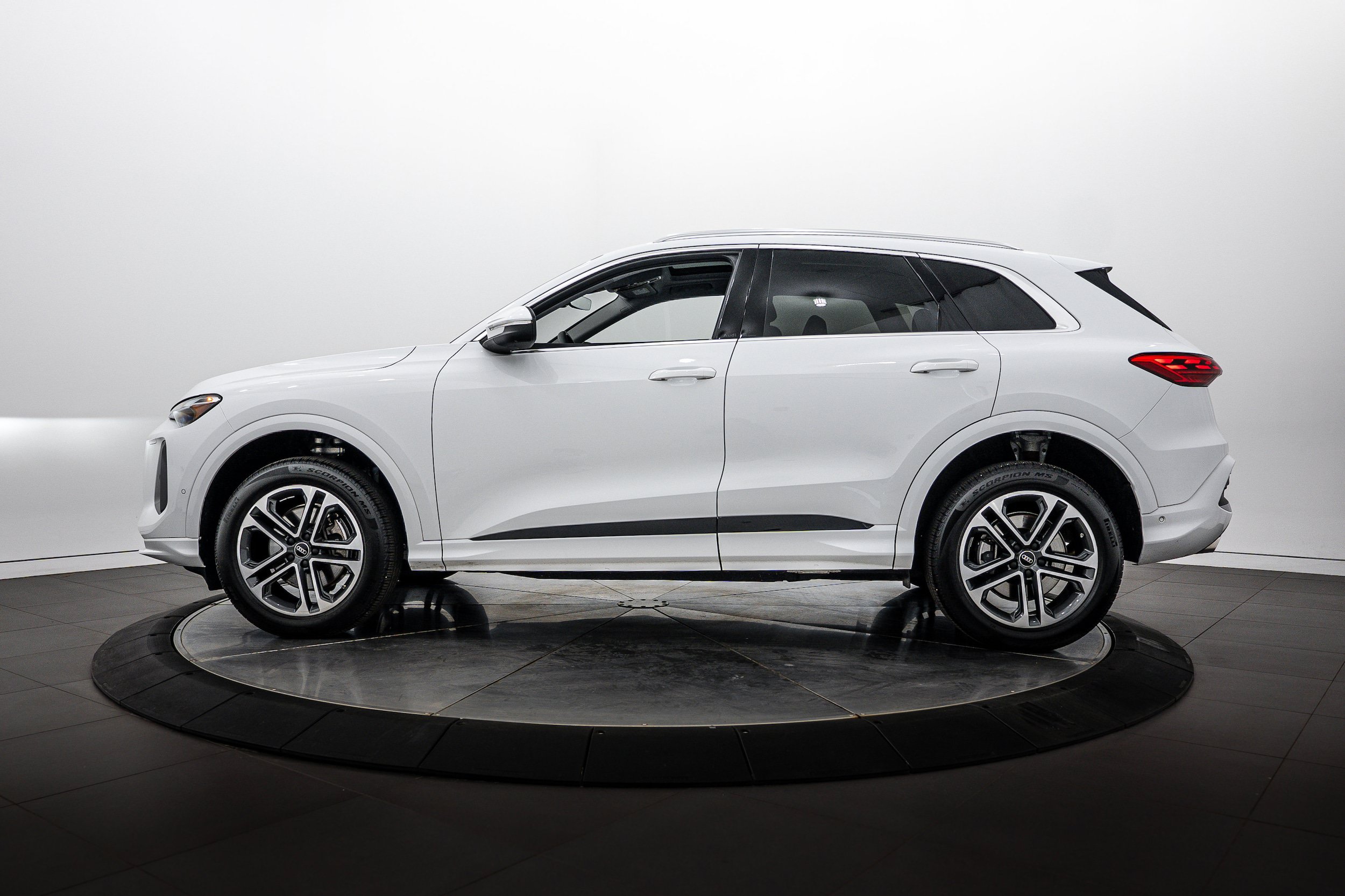 Used 2025 Audi Q5 Premium w/ Convenience Package AWD/4WD image 6
