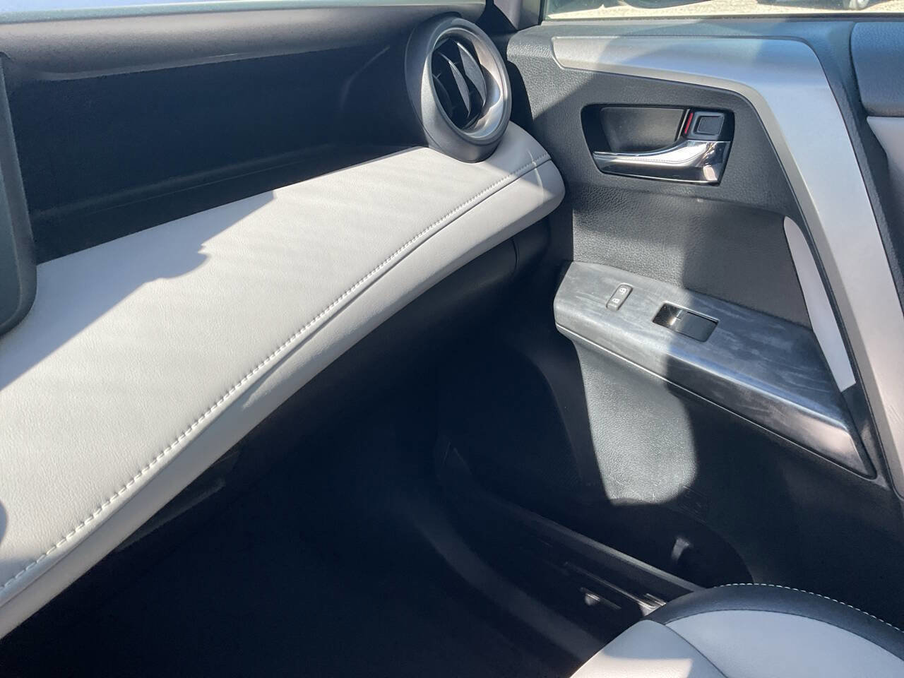 Used 2017 Toyota RAV4 Platinum image 14