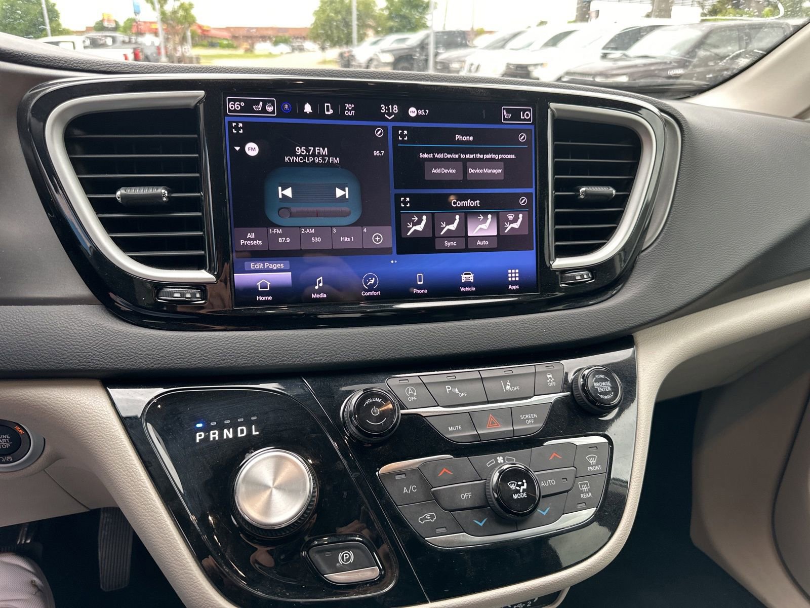 Used 2023 Chrysler Pacifica Touring-L image 7