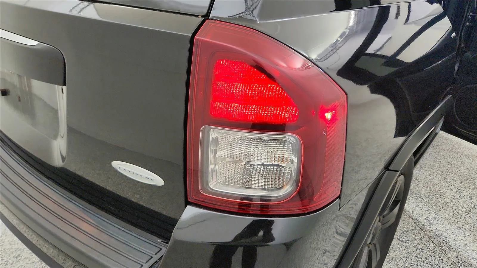 Used 2017 Jeep Compass Latitude image 15