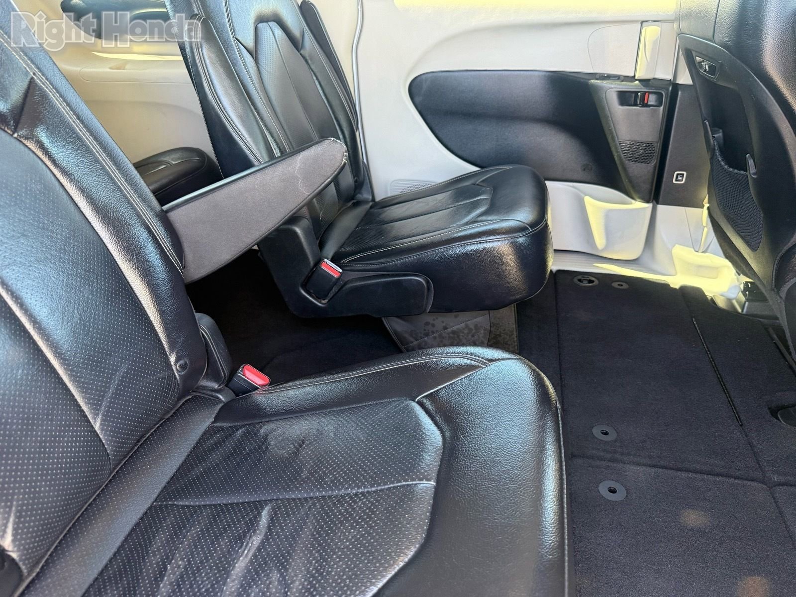 Used 2022 Chrysler Pacifica Touring-L image 30