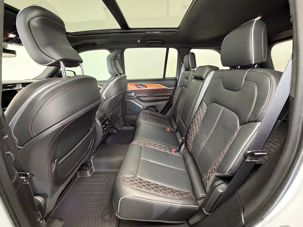 Used 2024 Jeep Grand Cherokee Summit AWD/4WD image 5