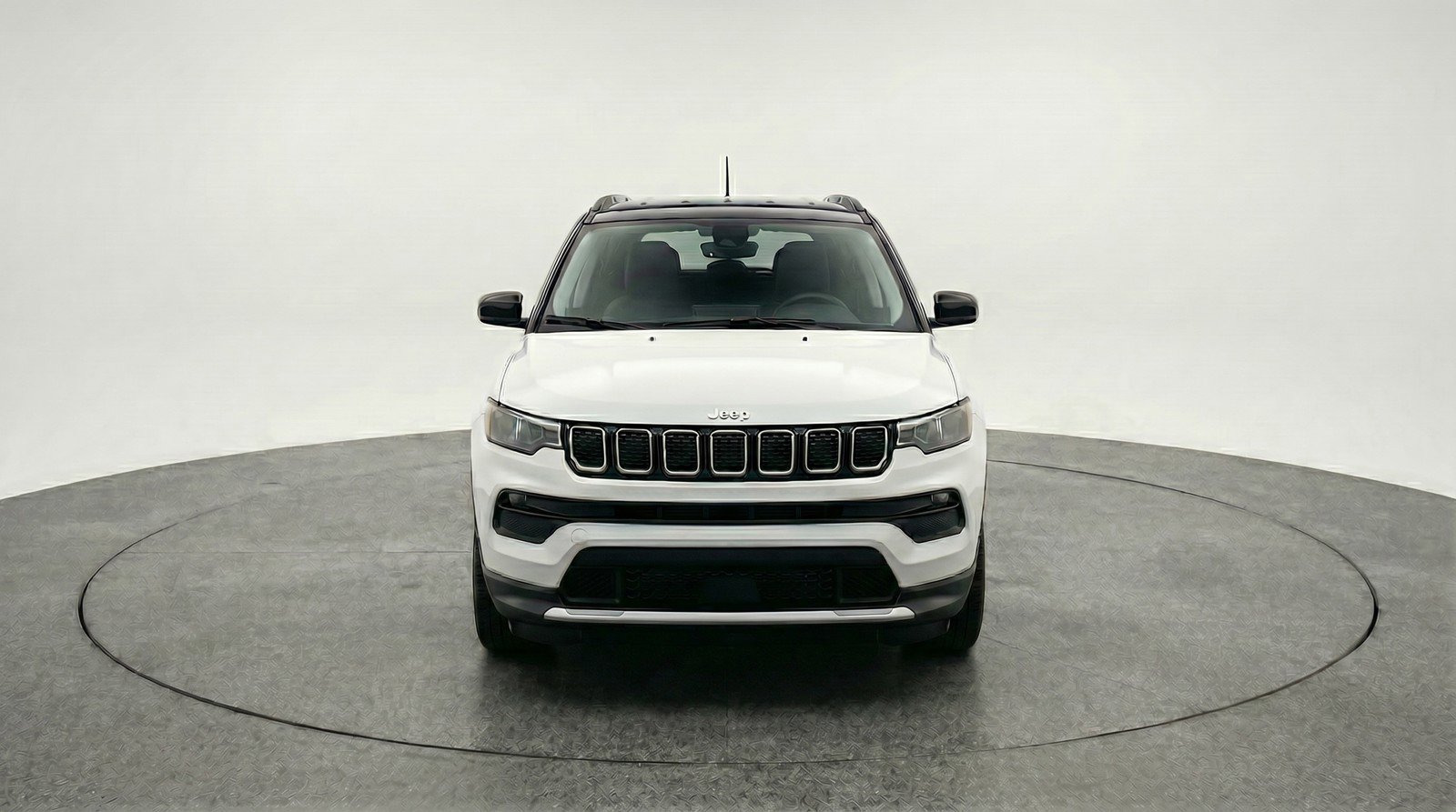 Used 2025 Jeep Compass Latitude AWD/4WD image 2