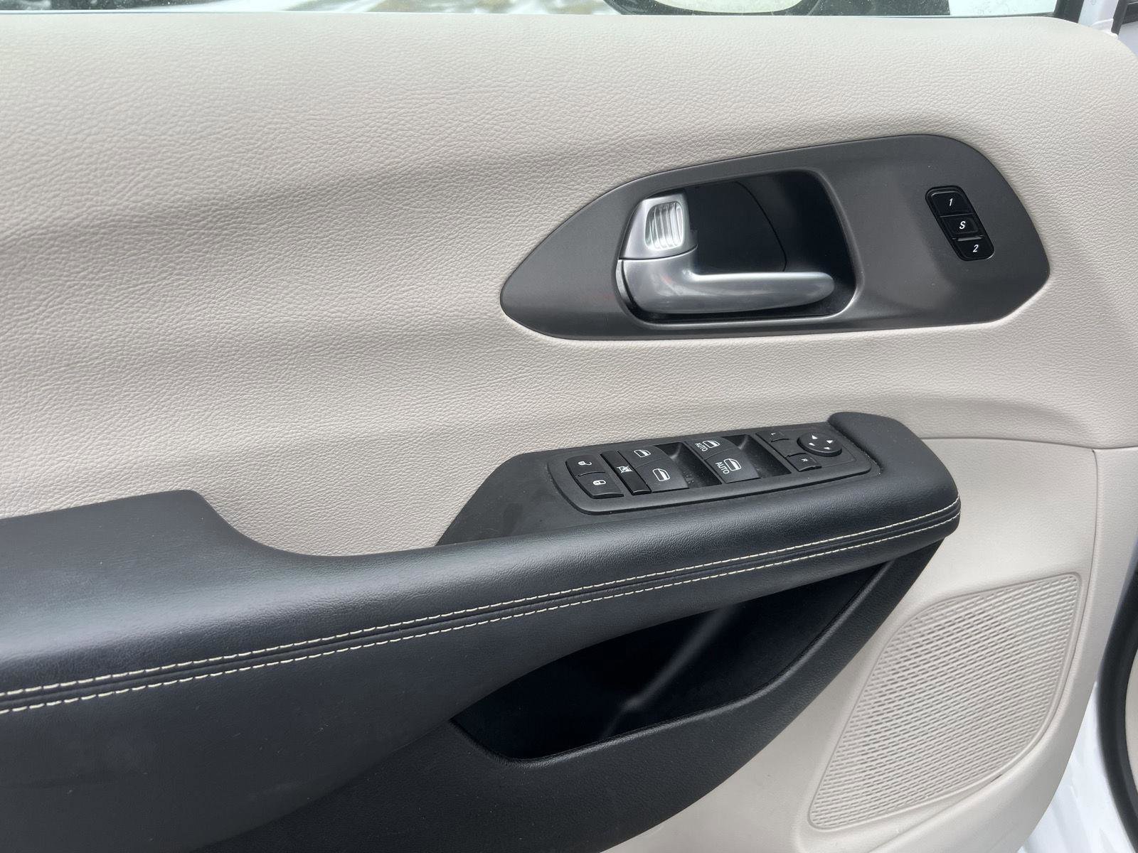 Used 2024 Chrysler Pacifica Touring-L image 12