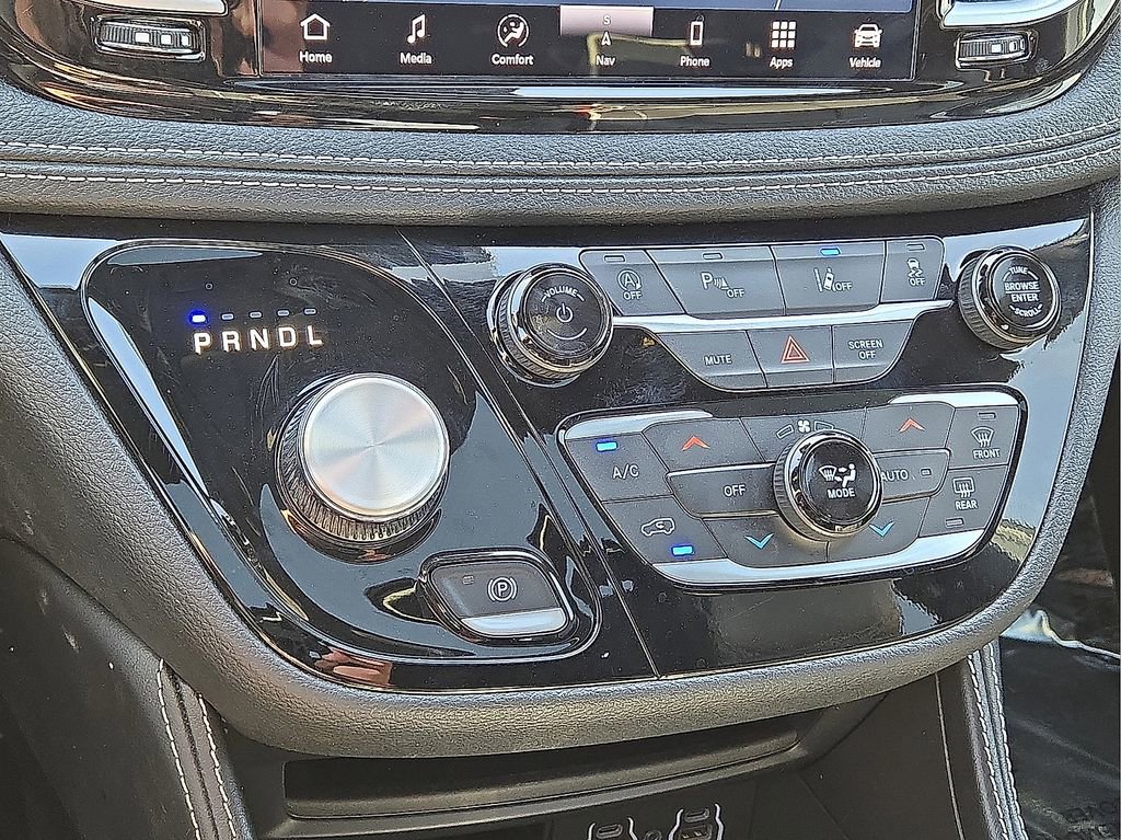 Used 2025 Chrysler Pacifica Limited image 30