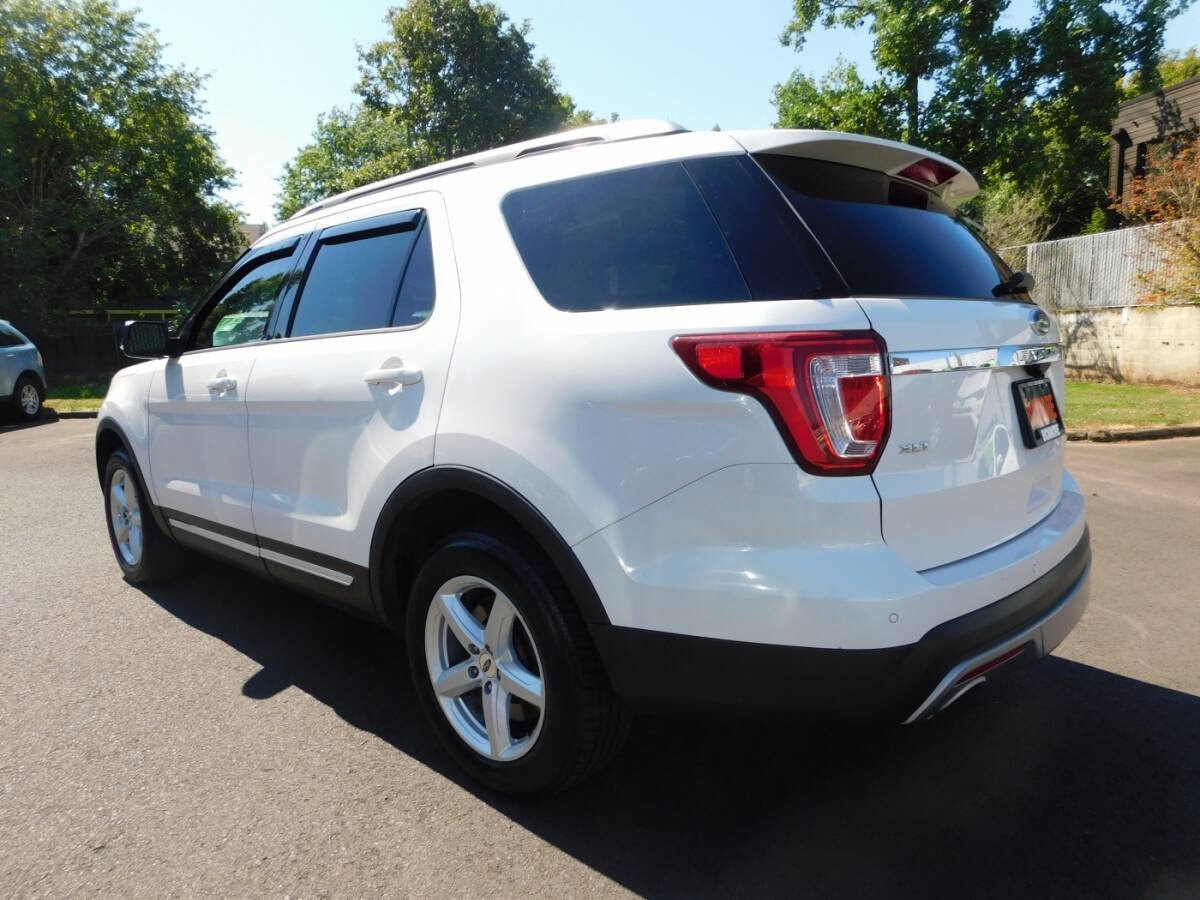 Used 2017 Ford Explorer XLT w/ Equipment Group 202A image 3
