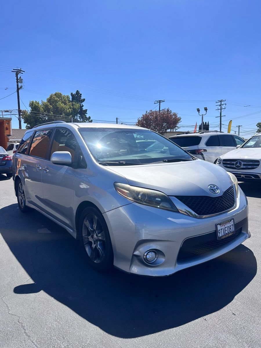 Used 2016 Toyota Sienna SE FWD image 2