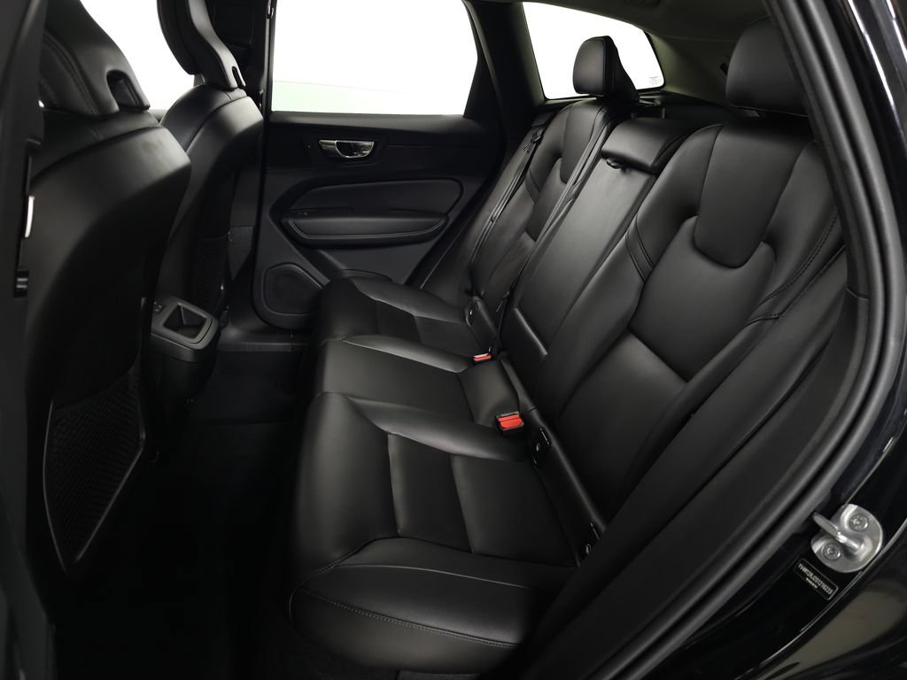 Certified 2025 Volvo XC60 B5 Core AWD/4WD image 33