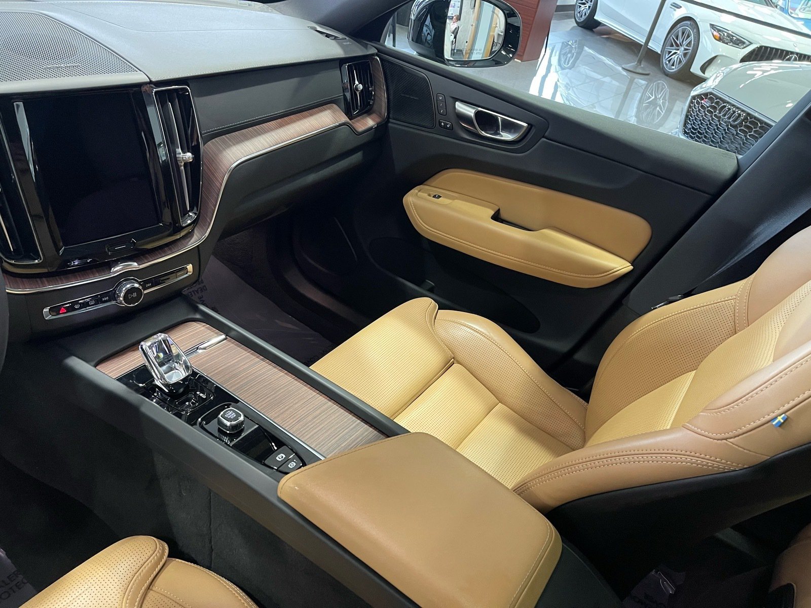Used 2023 Volvo XC60 T8 Ultimate AWD/4WD image 27
