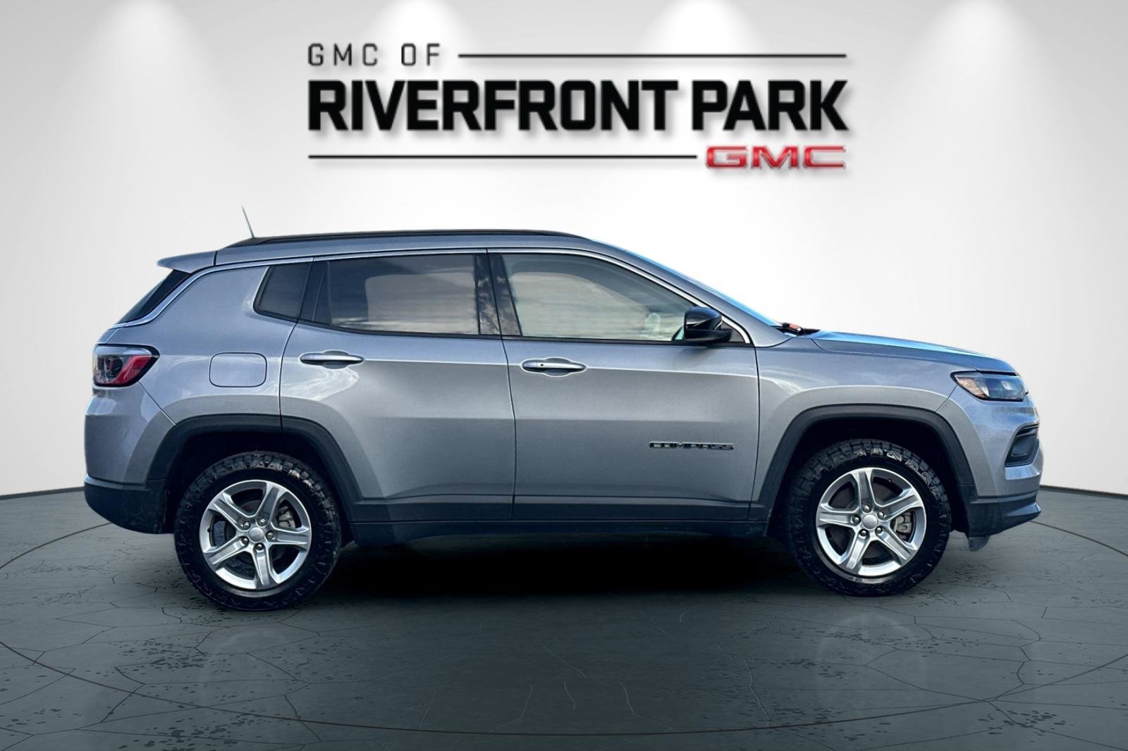 Used 2024 Jeep Compass Latitude image 2