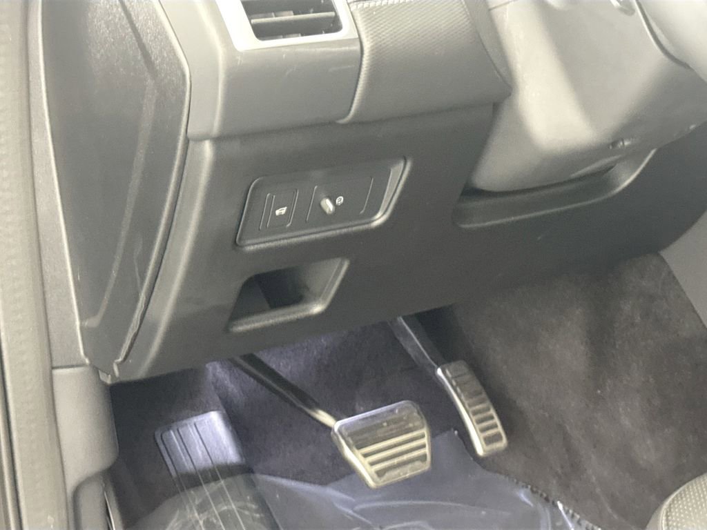 Certified 2024 Land Rover Discovery Dynamic SE image 10