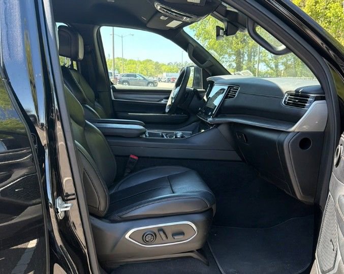 Used 2024 Jeep Wagoneer L Series II w/ Flexible Seating Group image 9