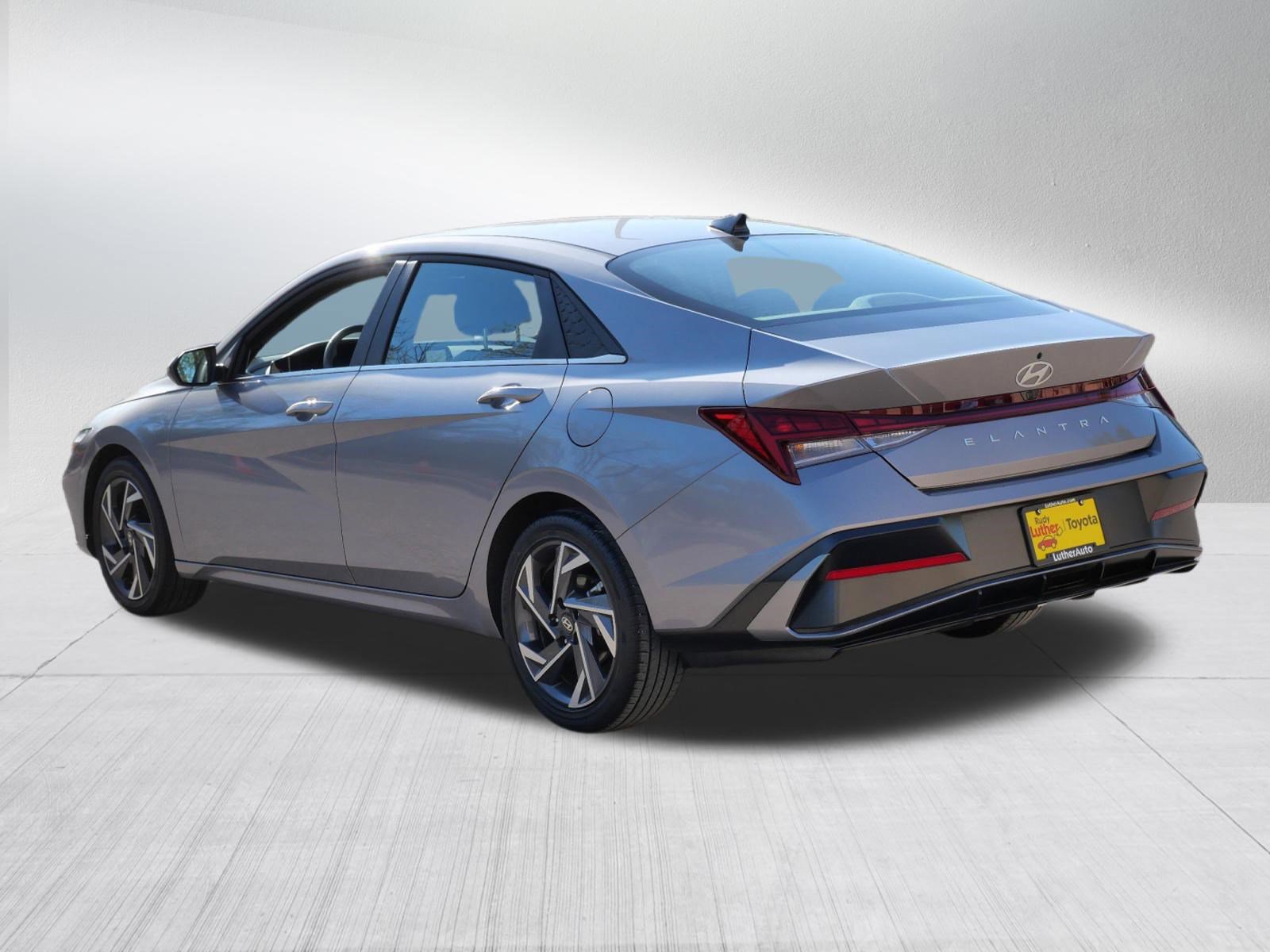 Used 2025 Hyundai Elantra SEL FWD image 5