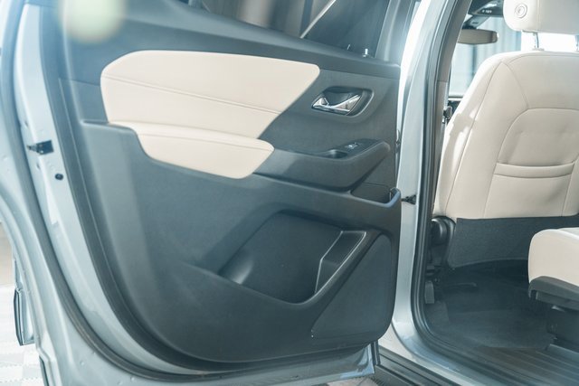 Used 2023 Chevrolet Traverse LS image 33