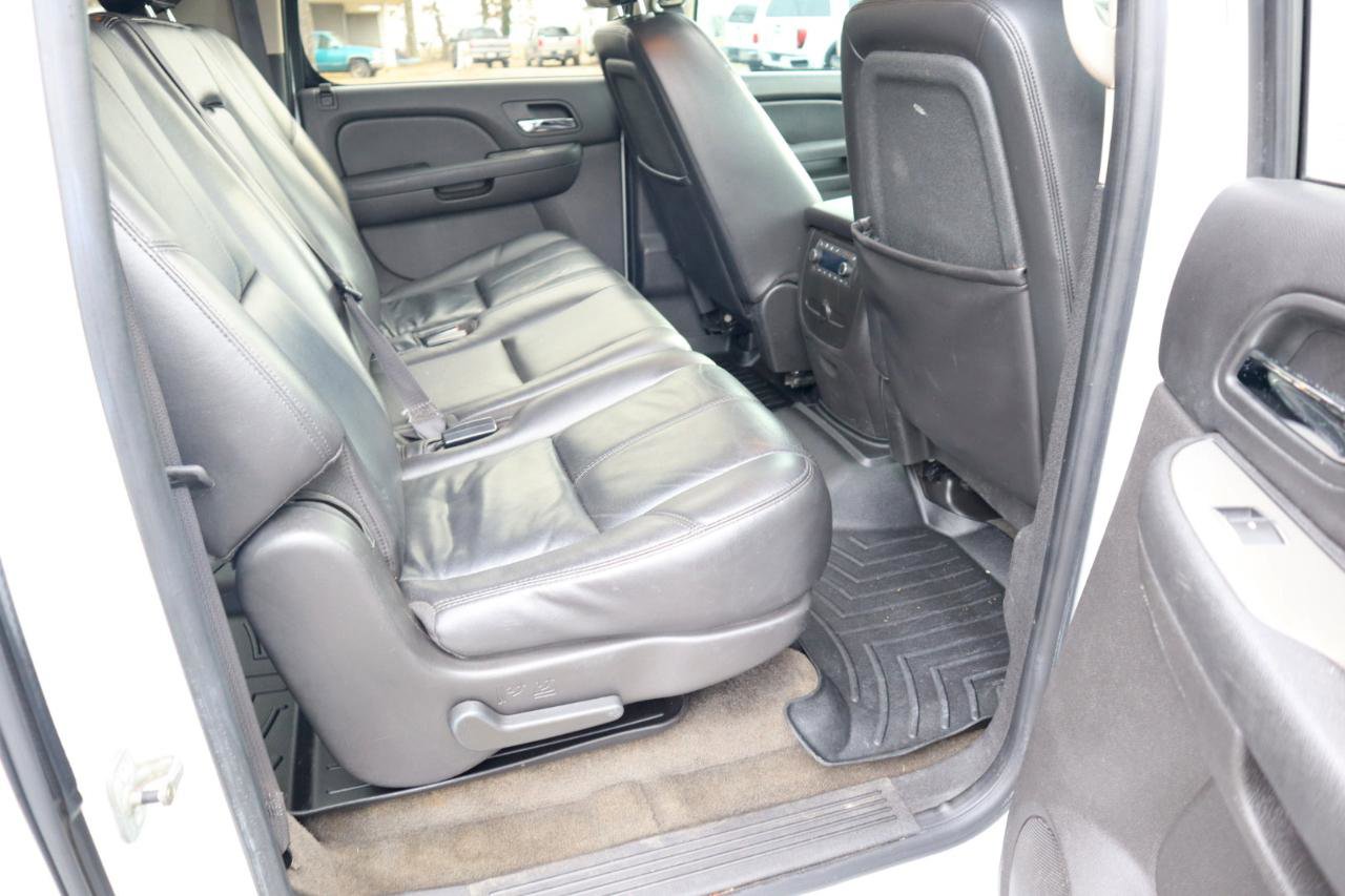 Used 2010 Chevrolet Suburban LT w/ Luxury Package AWD/4WD image 18