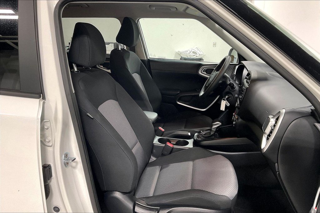 Used 2025 Kia Soul LX w/ LX Technology Package FWD image 9