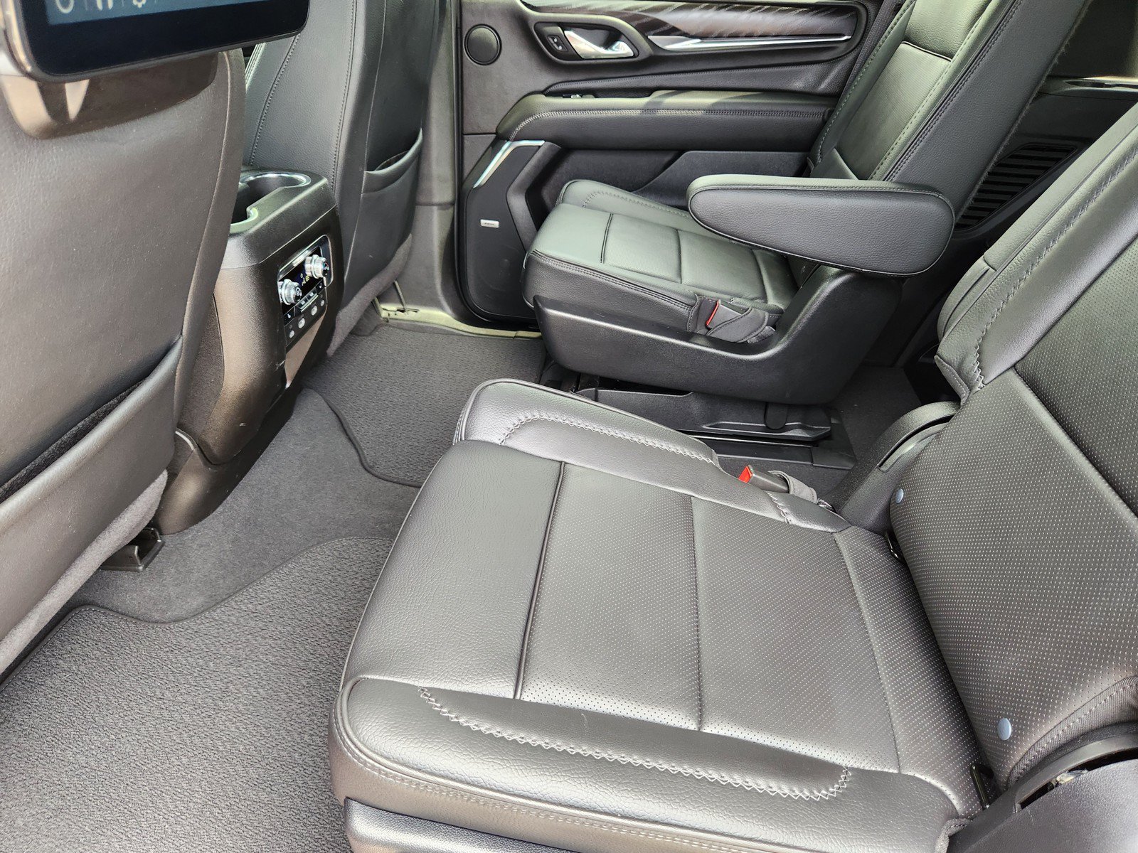 Used 2024 GMC Yukon Denali w/ Advanced Technology Package AWD/4WD image 12