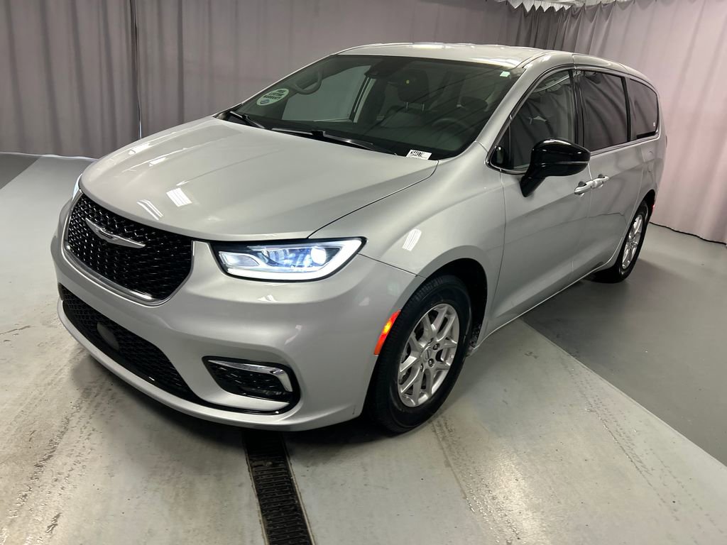 Used 2024 Chrysler Pacifica Touring-L FWD image 3