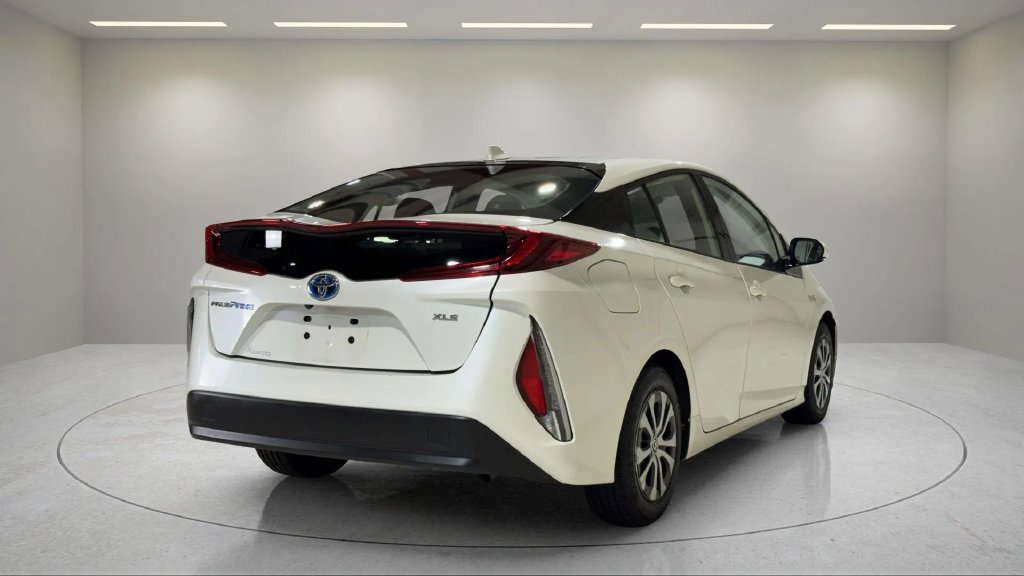 Used 2020 Toyota Prius Prime XLE FWD image 3