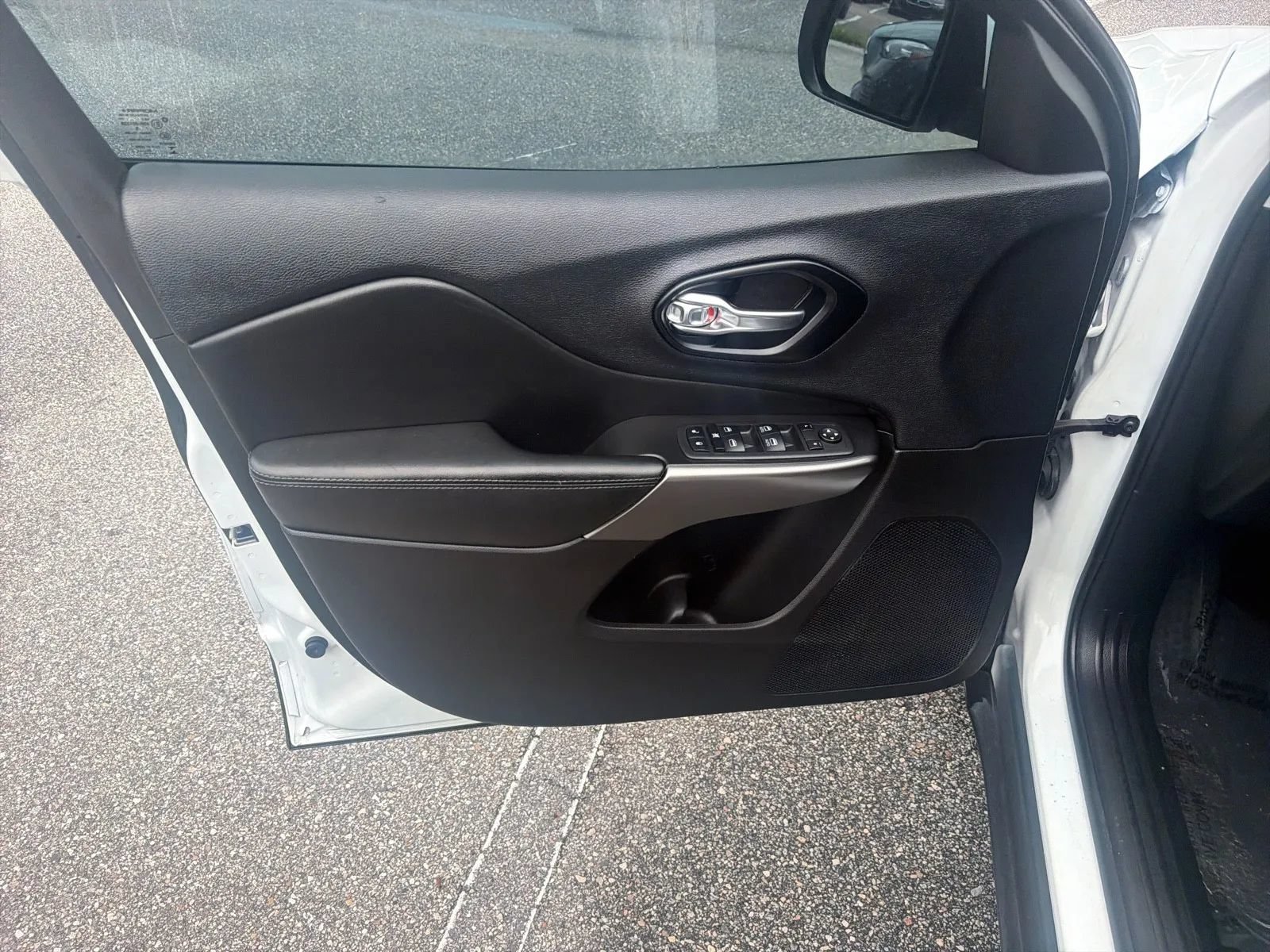 Used 2021 Jeep Cherokee Latitude FWD image 12
