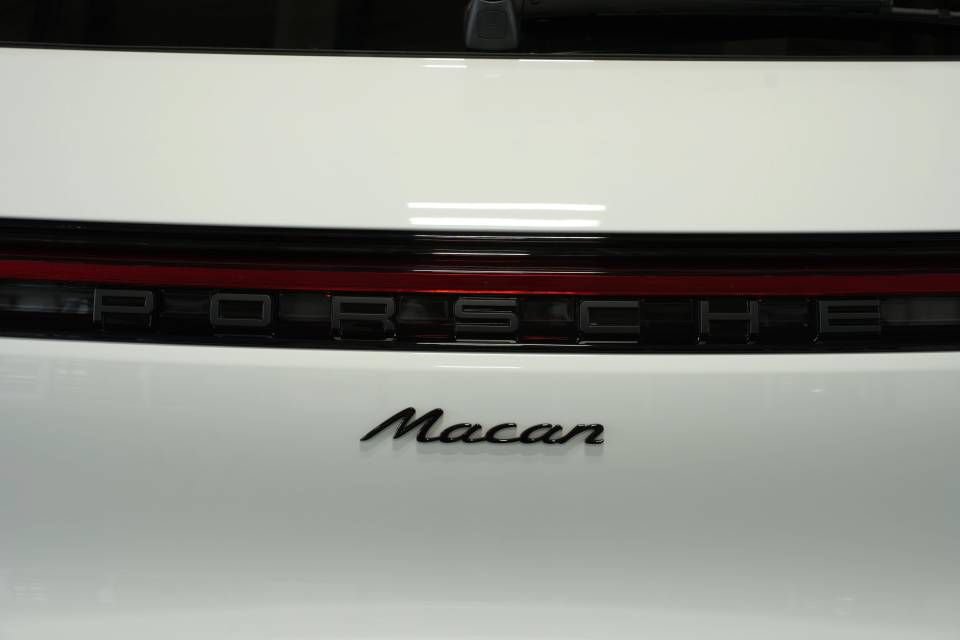 Certified 2025 Porsche Macan AWD/4WD image 38