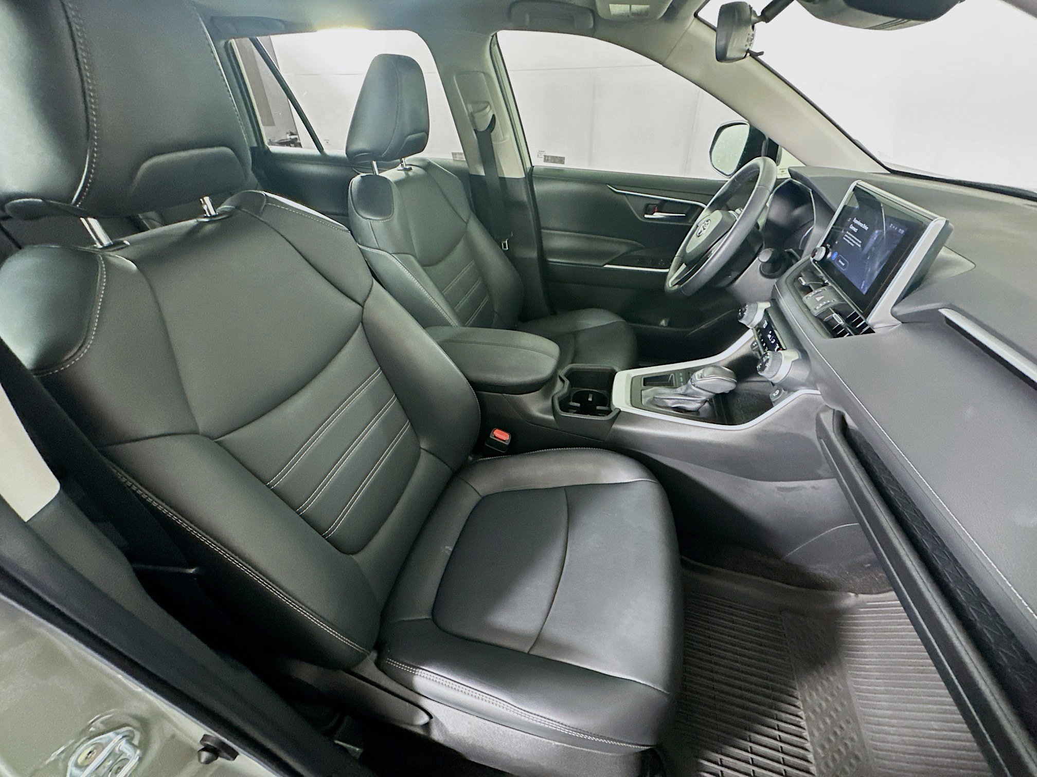 Used 2023 Toyota RAV4 XLE Premium image 30