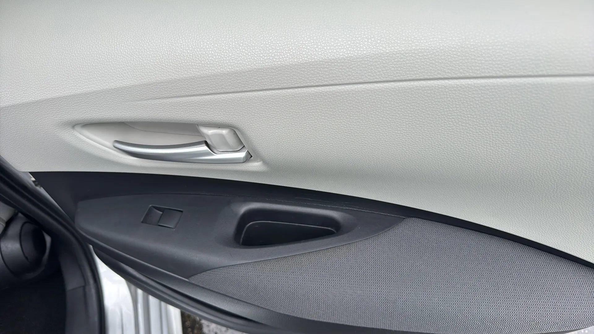 Used 2020 Toyota Corolla LE image 16