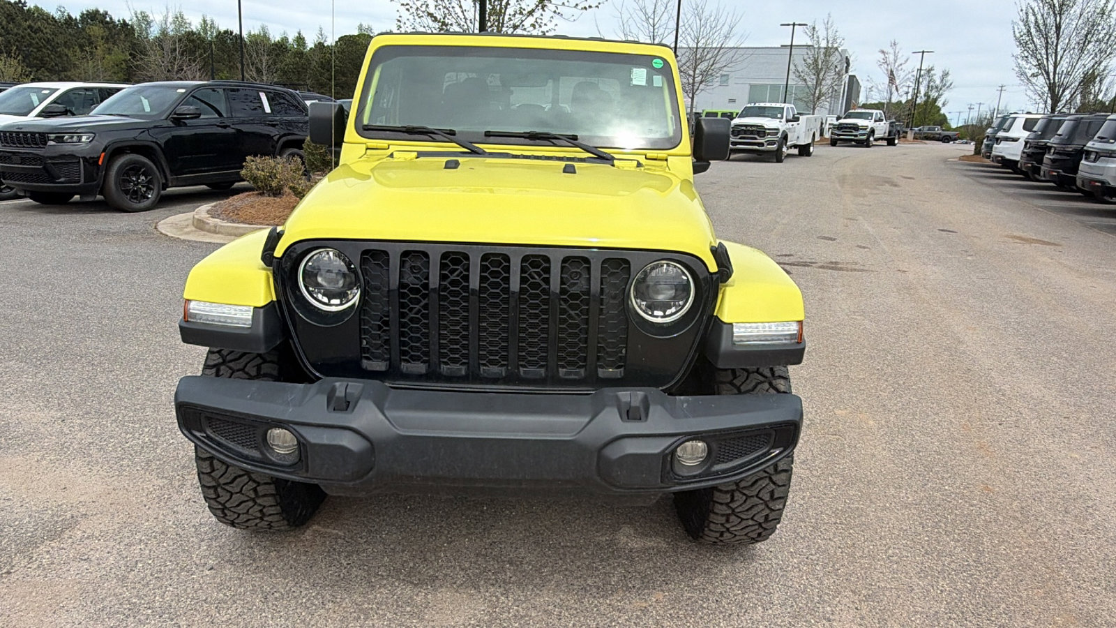 Used 2023 Jeep Gladiator Willys AWD/4WD image 3