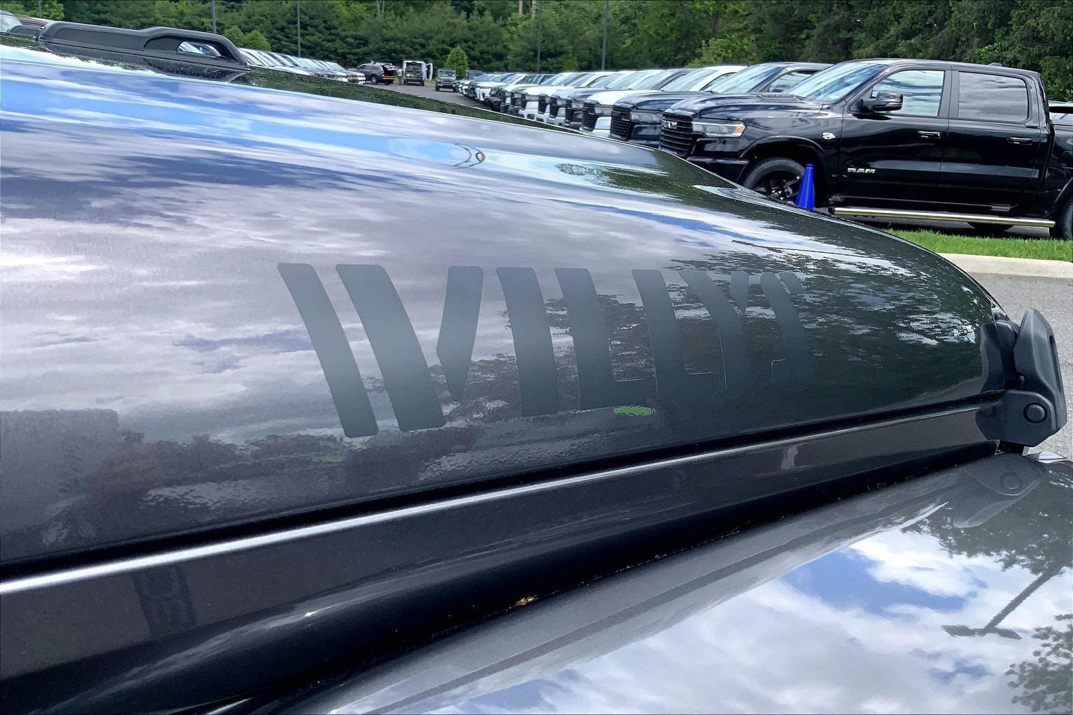 Certified 2023 Jeep Gladiator Sport AWD/4WD image 25
