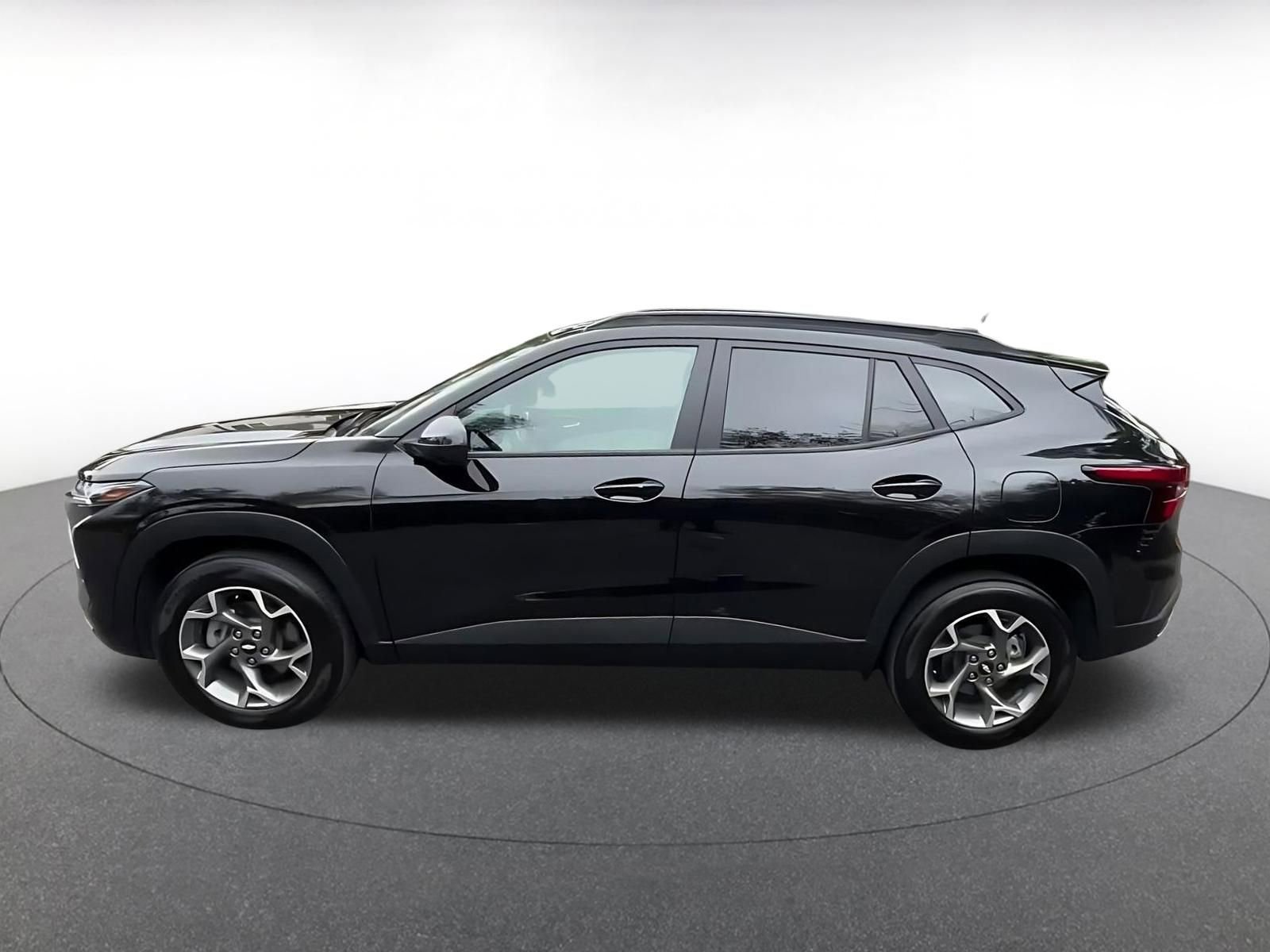 Used 2025 Chevrolet Trax LT w/ LT Convenience Package FWD image 9