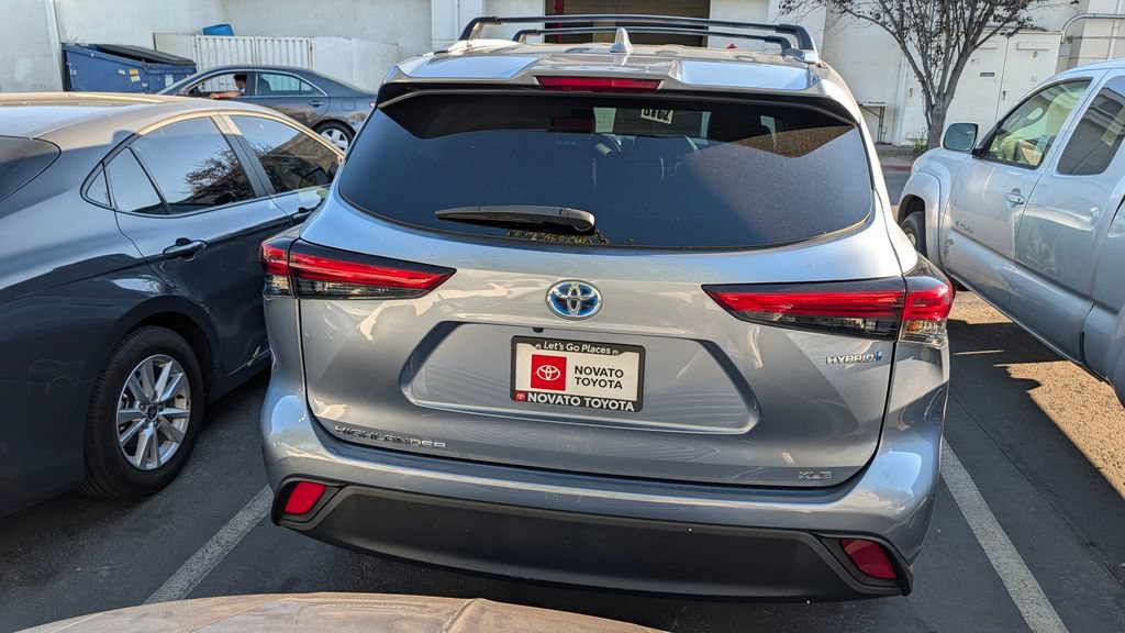 Used 2022 Toyota Highlander XLE AWD/4WD image 3