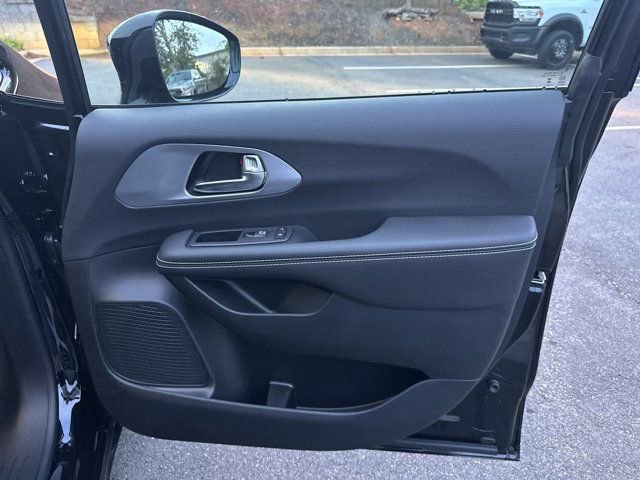New 2026 Chrysler Pacifica Limited image 13