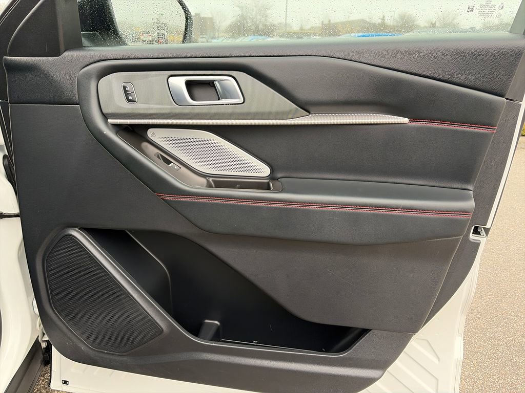 Used 2025 Ford Explorer ST image 9
