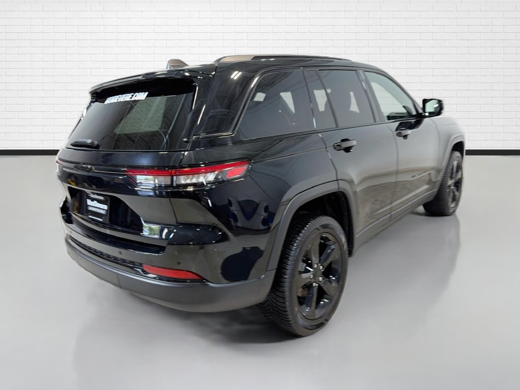 Used 2023 Jeep Grand Cherokee Altitude AWD/4WD image 9