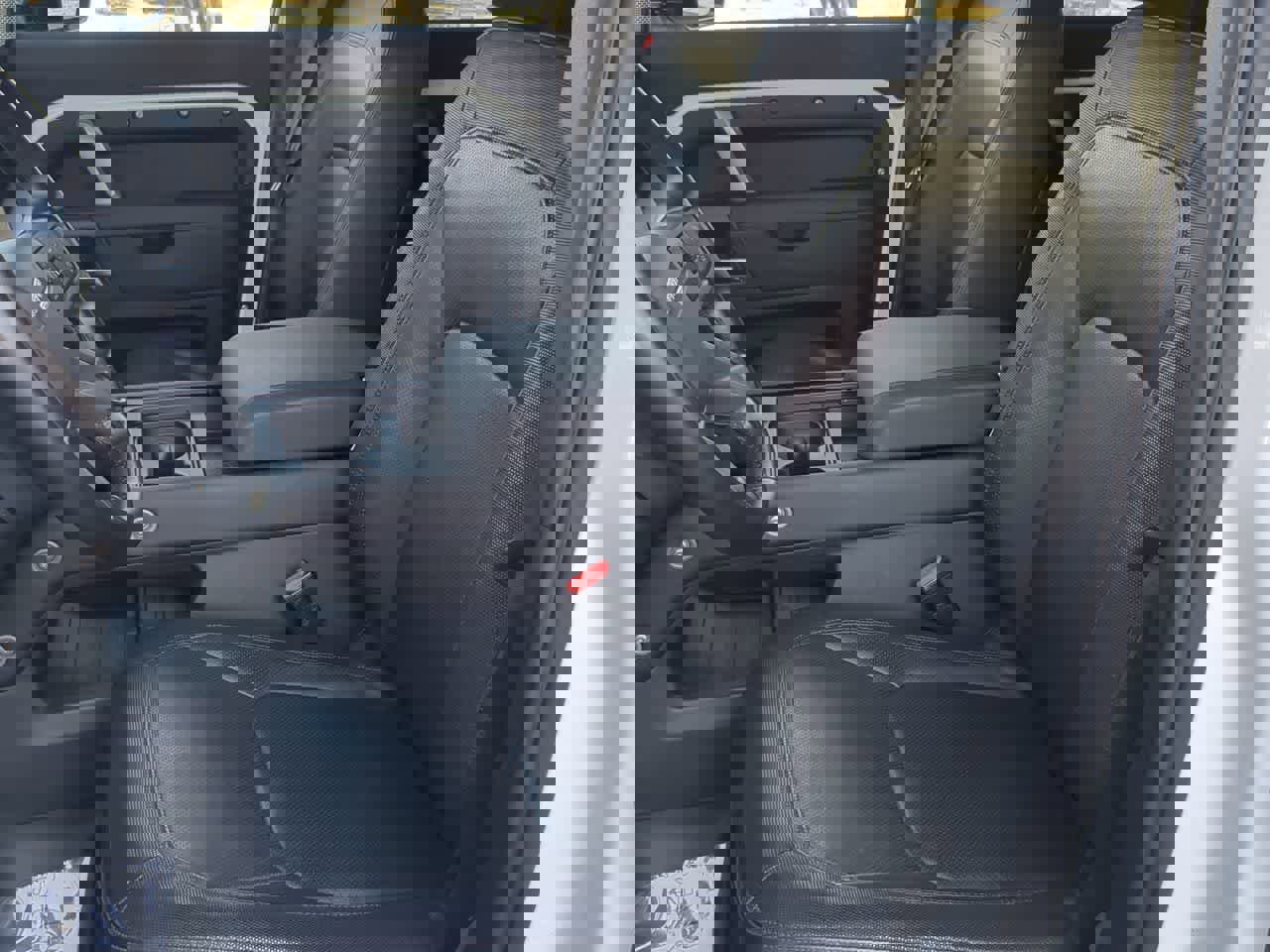 Used 2024 Land Rover Defender 130 X-Dynamic SE image 16