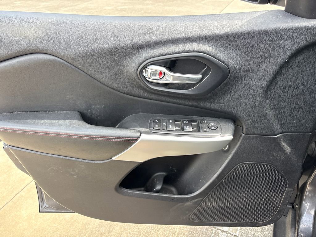 Used 2017 Jeep Cherokee Trailhawk w/ Comfort/Convenience Group image 15