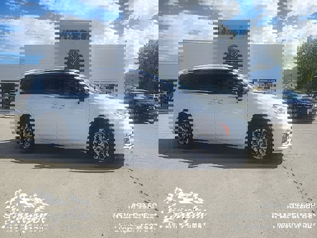 New 2026 Chrysler Pacifica Select