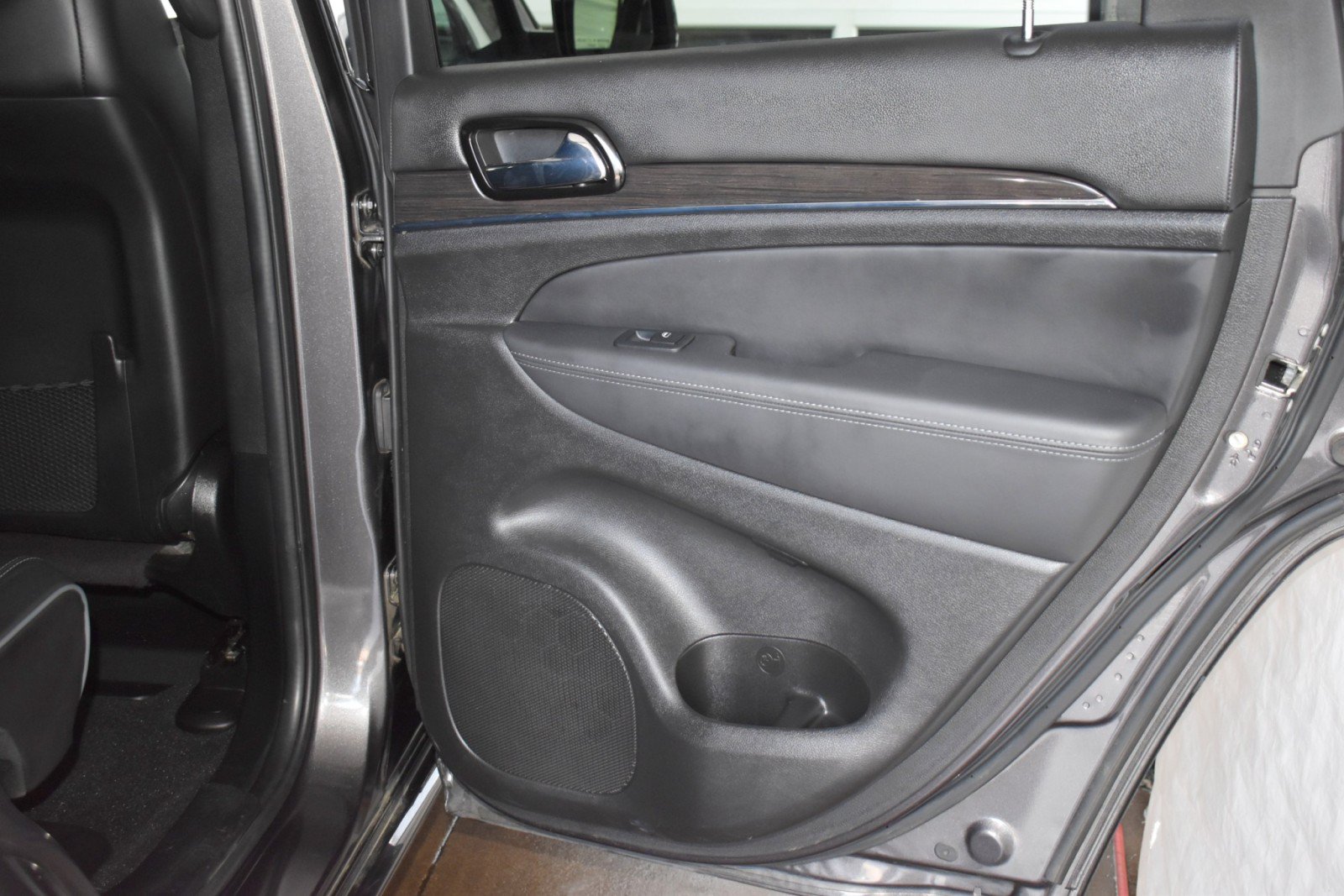 Used 2021 Jeep Grand Cherokee Overland AWD/4WD image 41