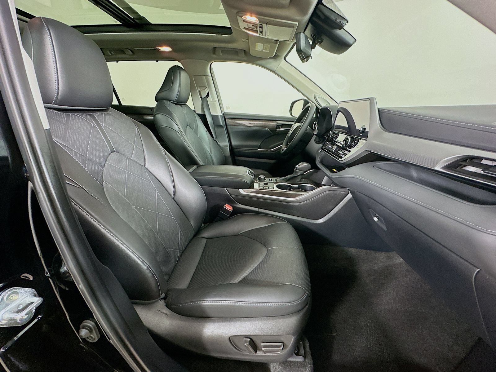 Used 2024 Toyota Highlander Platinum AWD/4WD image 45