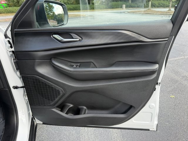 Used 2025 Jeep Grand Cherokee Laredo AWD/4WD image 32
