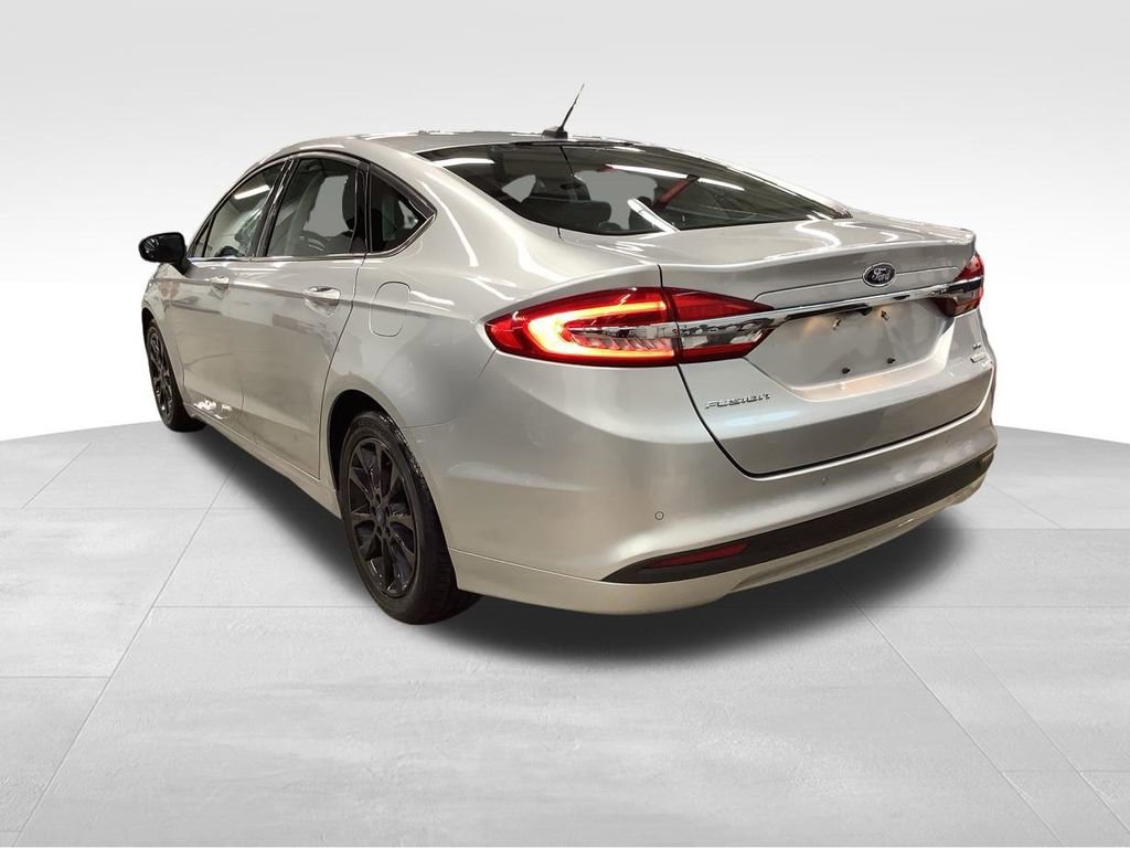 Used 2017 Ford Fusion SE w/ Fusion SE Technology Package FWD image 2